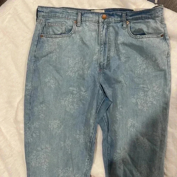 NWT Universal Thread Jeans With Design - Picture 2 of 2